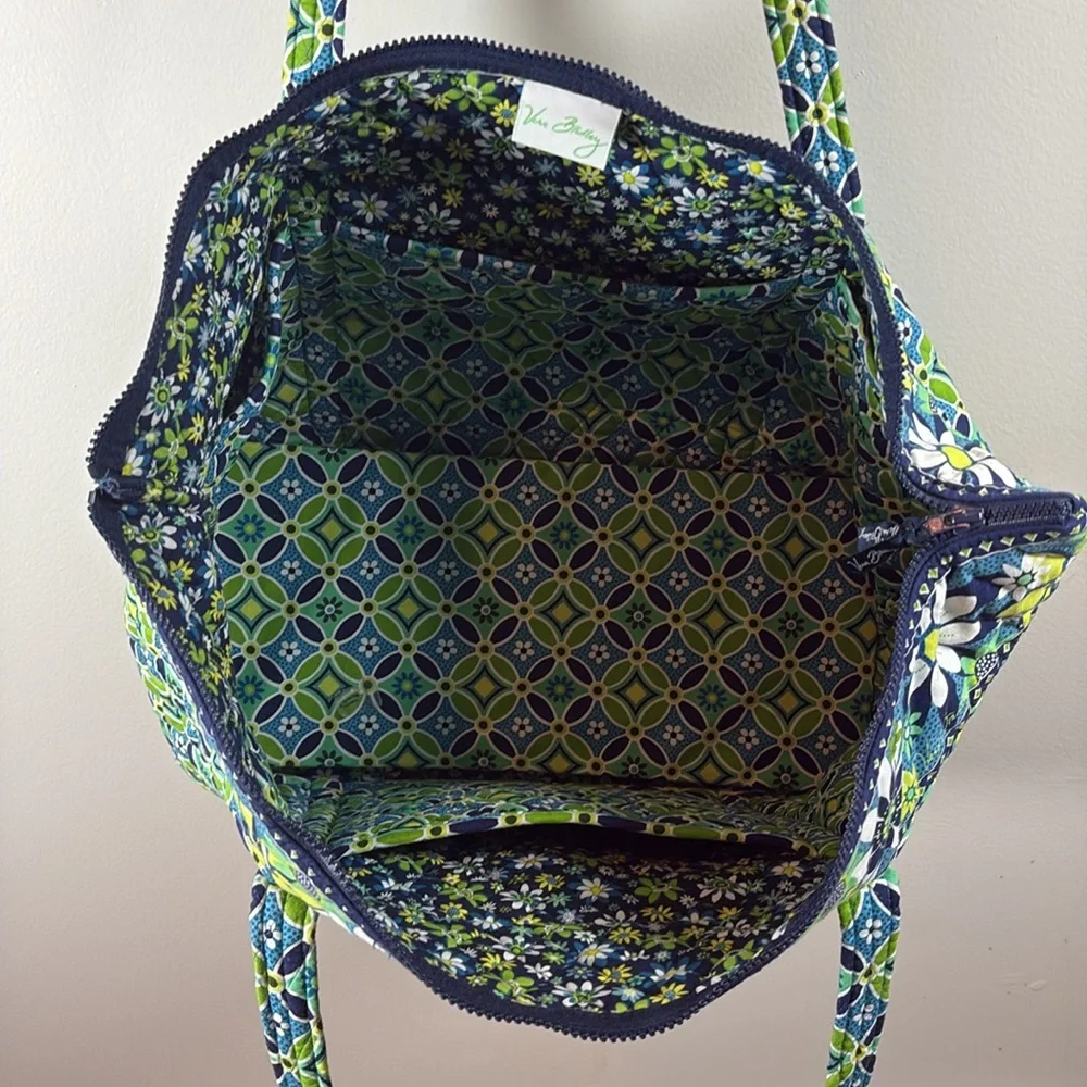 Vera Bradley Daisy Miller bag tote. In very good pre owned condition. - Picture 4 of 7